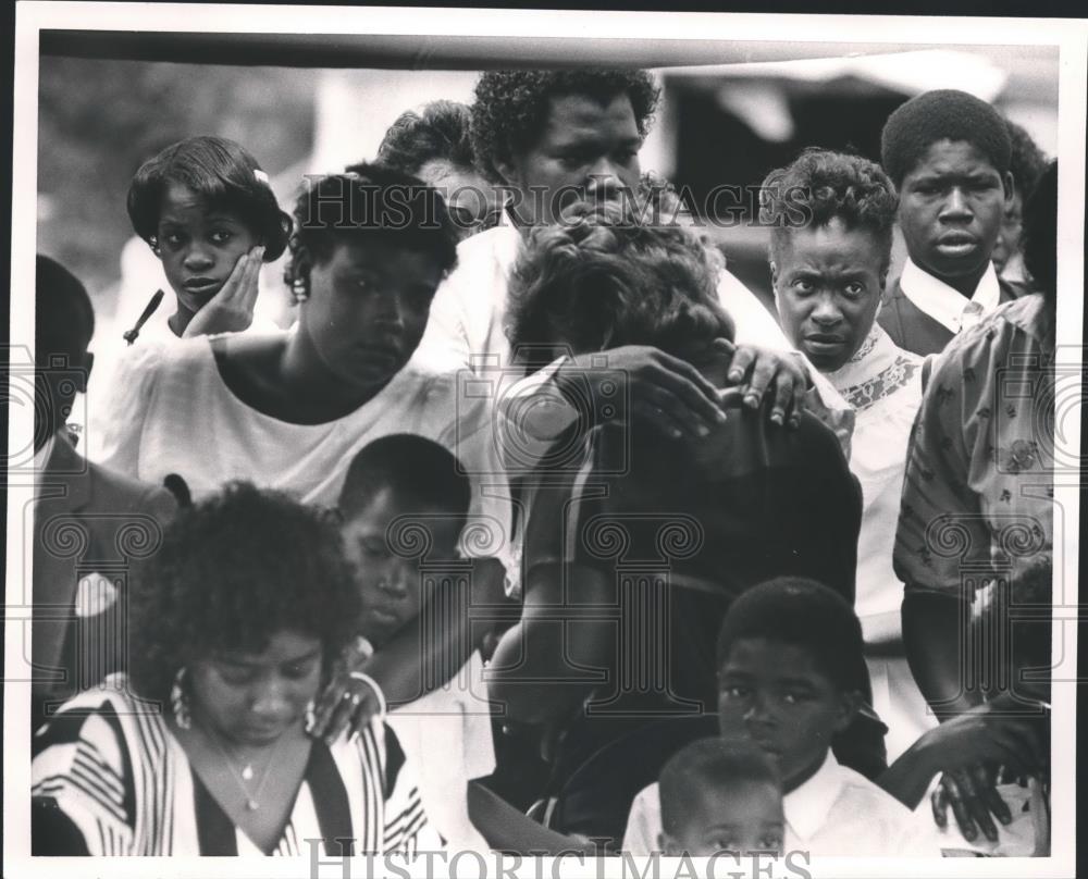 1985 Press Photo Friends and family at Tameka LaShone Hall&#39;s funeral, Alabama - Historic Images