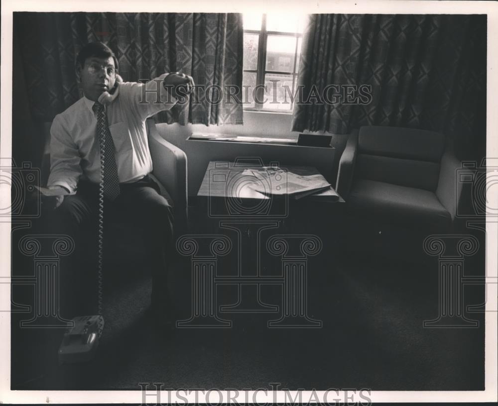 1986 Press Photo Graddick on phone with Attorney Generals office in Attalla, AL - Historic Images