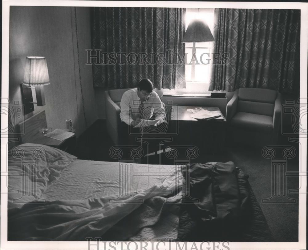 1986 Press Photo Charles Graddick preparing for the day in motel room, Attalla - Historic Images