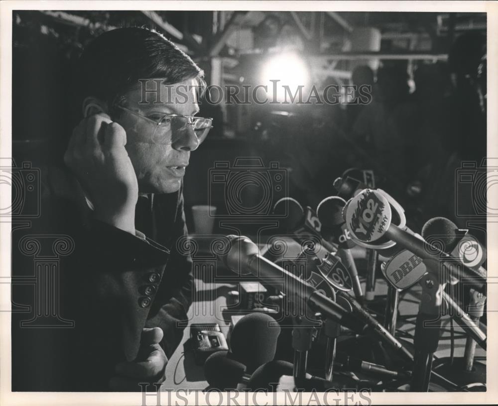 1986 Press Photo Charles Graddick at Press Conference, Alabama - abna31625 - Historic Images