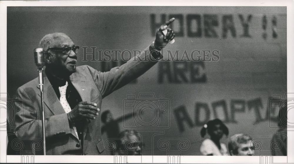 1986 Press Photo Dr. A.G. Gaston Thanks Folks at Gaston Junior High, Alabama - Historic Images