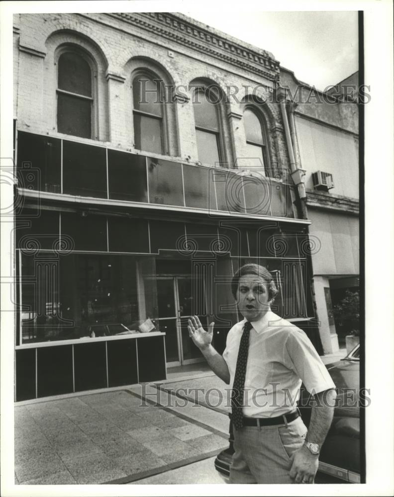 1980 Press Photo John&#39;s Restaurant - Phil Hontzas, Owner - abna31689 - Historic Images