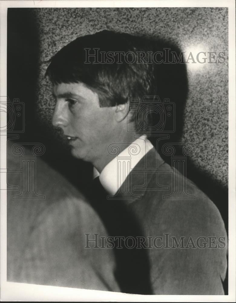 1988 Press Photo Donald Honeycutt Enters Courtroom - abna31696 - Historic Images