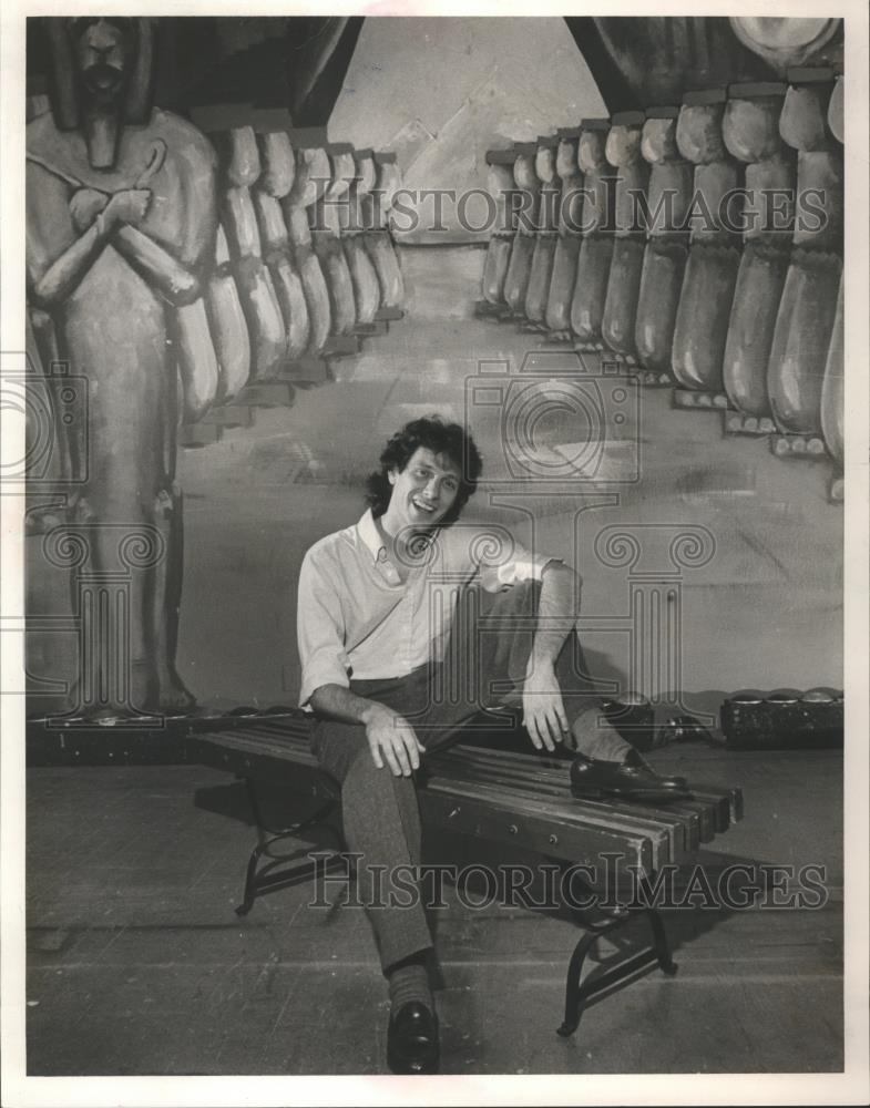 1985 Press Photo Stephen Hope with Stage Sets - abna31704 - Historic Images