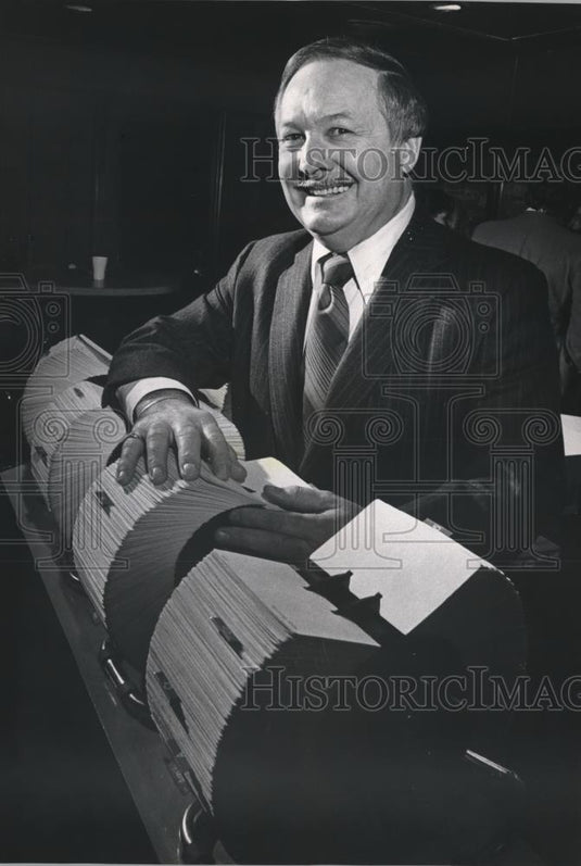 1983 Press Photo Tommy Hogan, Hogan's Hideaway, with Roledexes full of club info - Historic Images