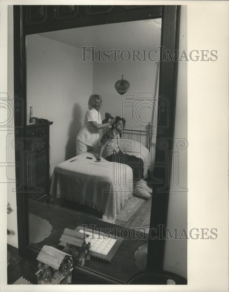 1987 Press Photo Home Hair Care, Genea Green and Juanita Yoakum - abna31810 - Historic Images