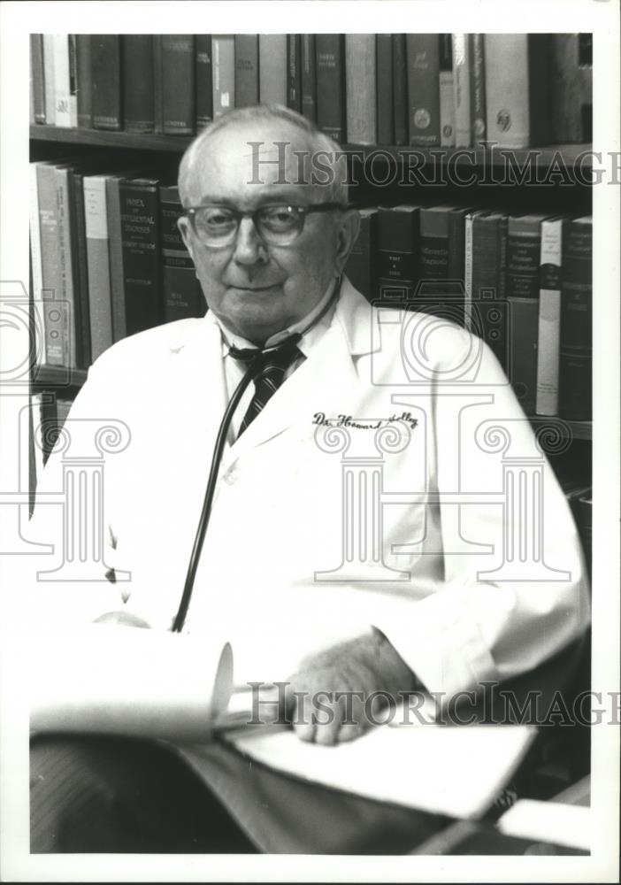 1981 Press Photo Doctor Howard L. Holley of University of Alabama, Birmingham - Historic Images
