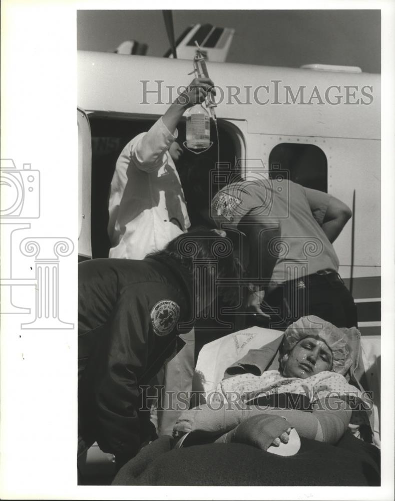 1982 Press Photo David Holley, burned in grease fire, with Paramedics on Gurney - Historic Images