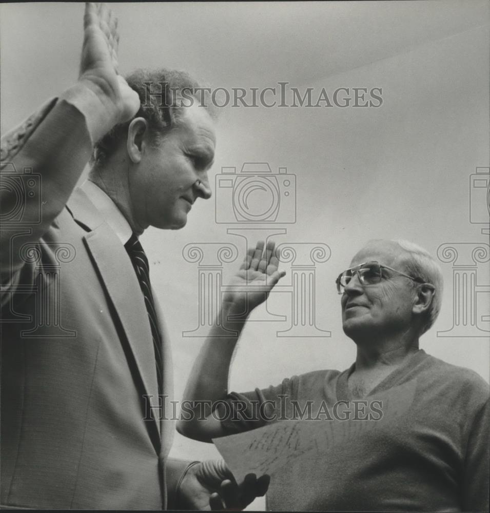 1980 Press Photo Chief Myers swearing in Sargent Herbert Johnson, Birmingham - Historic Images