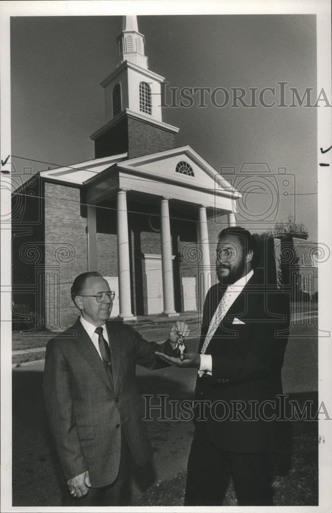 1987 Press Photo Reverend Odie Hoover III gets keys to Church, Alabama - Historic Images