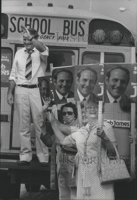 1978 Press Photo Fob James, Candidate for Alabama Governor, on back of bus - Historic Images