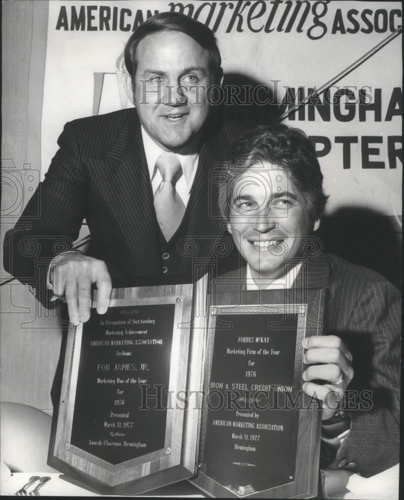 1977 Press Photo Fob James, left, president of Diversified Products, with Other - Historic Images