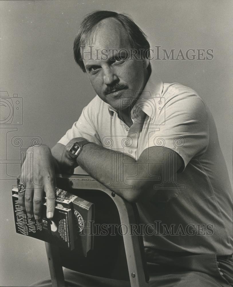 1984 Press Photo Robert Houston and Books - abna32065 - Historic Images