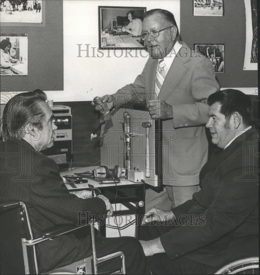 1976 Press Photo George Hudson, state Vocational Rehabilitation Head with Others - Historic Images