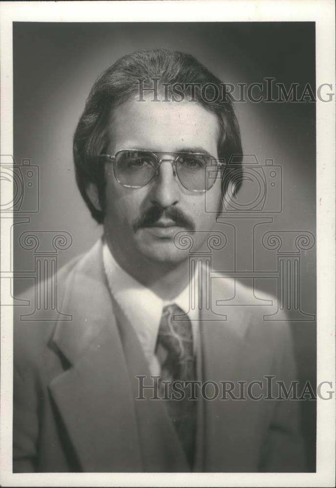 1977 Press Photo William W. (Bill) Hyatt, Realty Sales and Mortgage Company - Historic Images