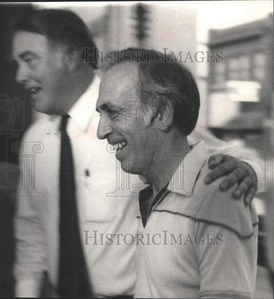 1982 Press Photo Amos Hyche happy as he enters City Hall, Bessemer Run-off - Historic Images