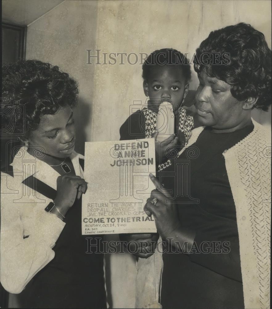 1977 Press Photo Marilyn Johnson and Mrs. Annie Johnson with grandson, Cortez - Historic Images