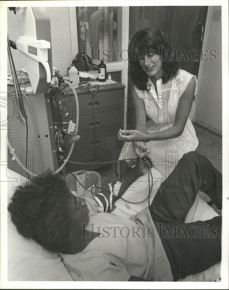 1980 Press Photo Doctor Johnson gives patient Sam Johnson a comforting hand - Historic Images