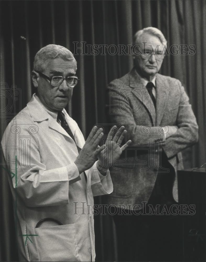 1983 Press Photo Physician Doctor Thomas James with Other at Medical Briefing - Historic Images