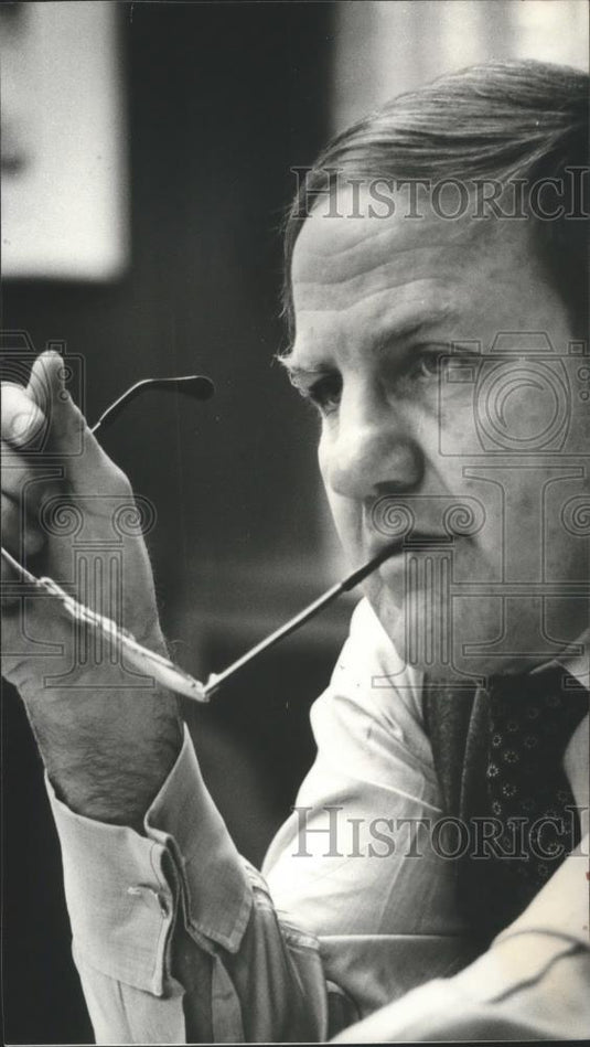 1981 Press Photo Fob James, Alabama Governor ponders question from News Staffer - Historic Images