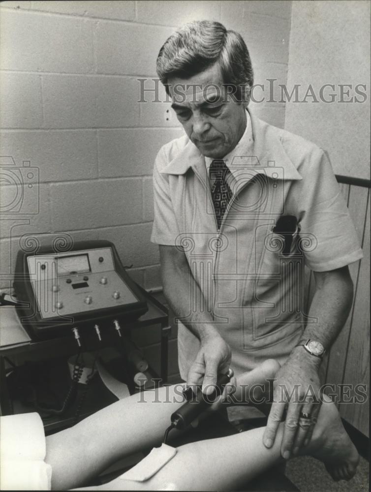 1979 Press Photo Dr. Henry Jeffcoat demonstrates equipment in his clinic - Historic Images