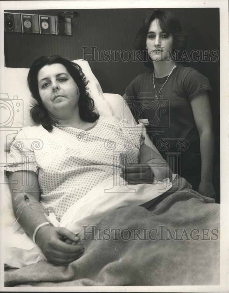 1988 Press Photo Patient Jackie Kirkpatrick in hospital bed with Michelle Bailey - Historic Images