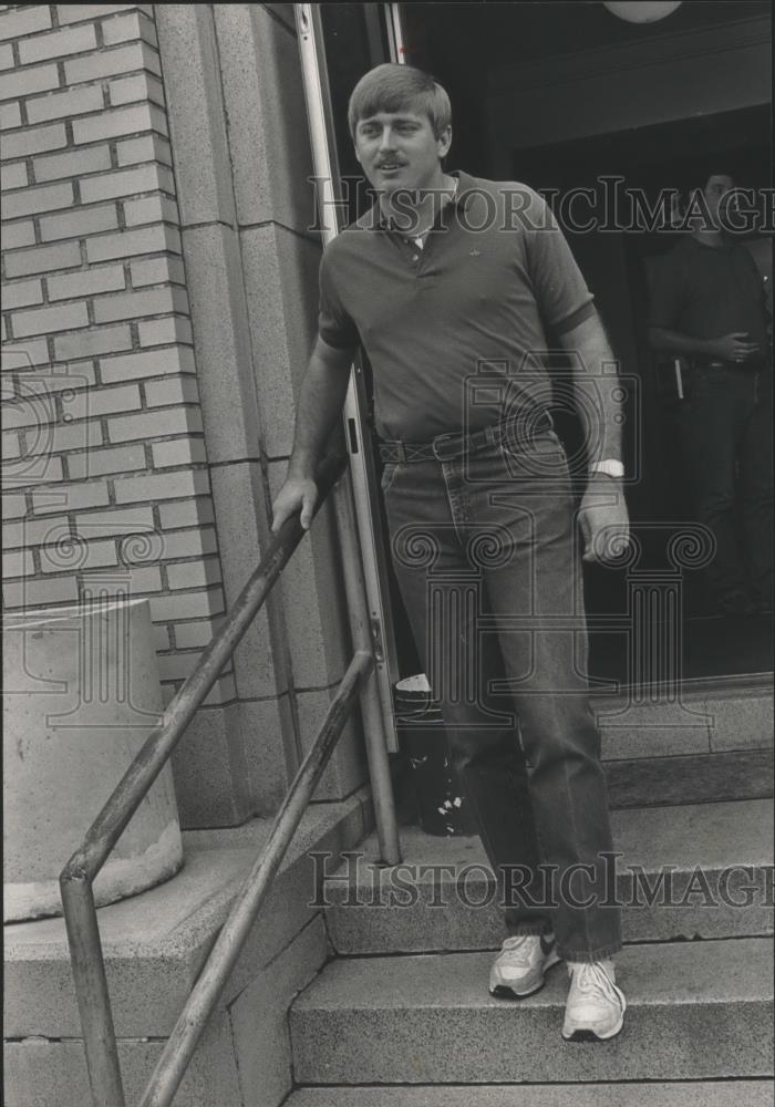1985 Press Photo Sargent Higgins outside Clanton Police Station, Alabama - Historic Images