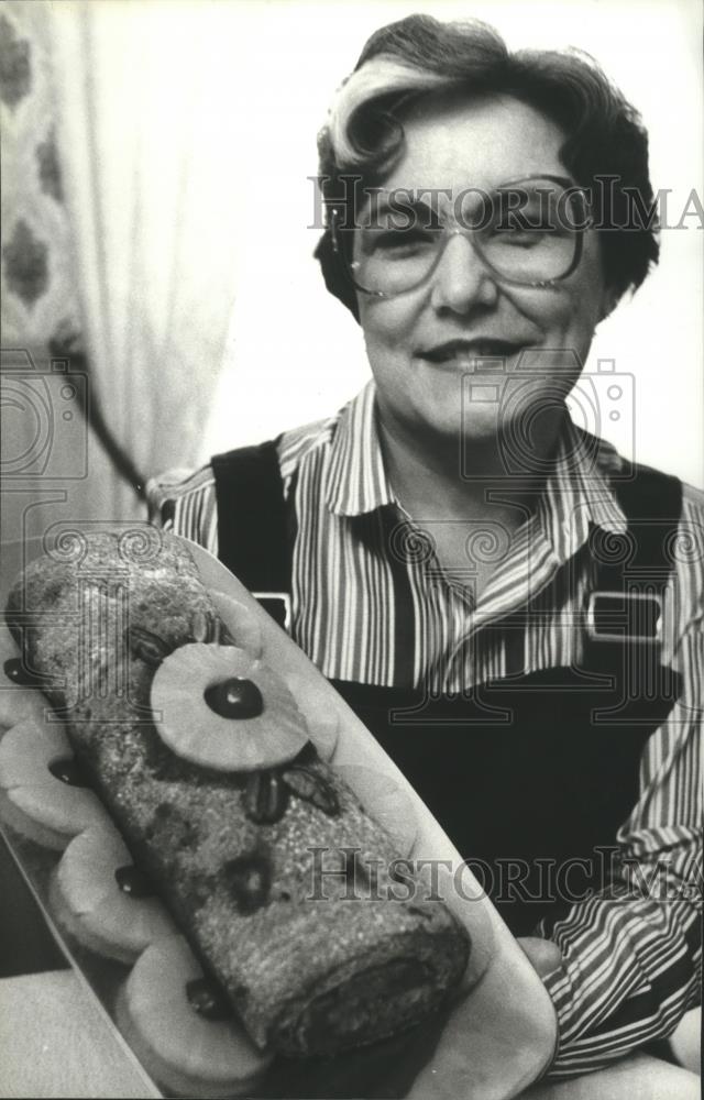 1981 Press Photo Prudence Kilburn, bakeoff winner with her prize winning pastry - Historic Images