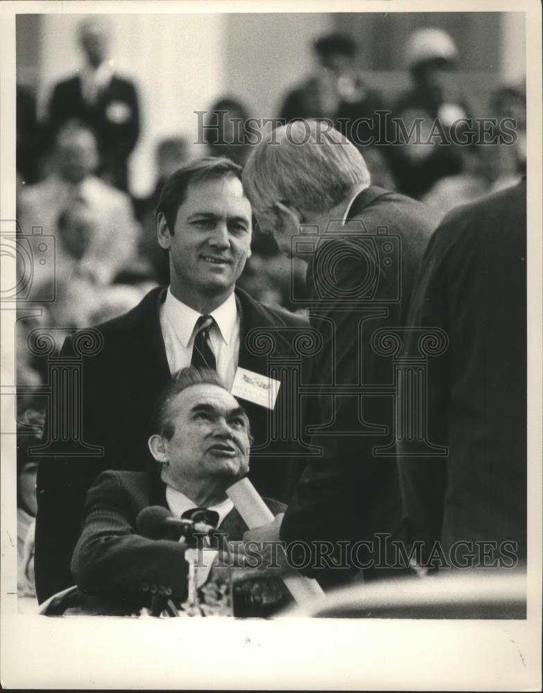 1987 Press Photo Guy Hunt shakes hands with George Wallace at inauguration - Historic Images