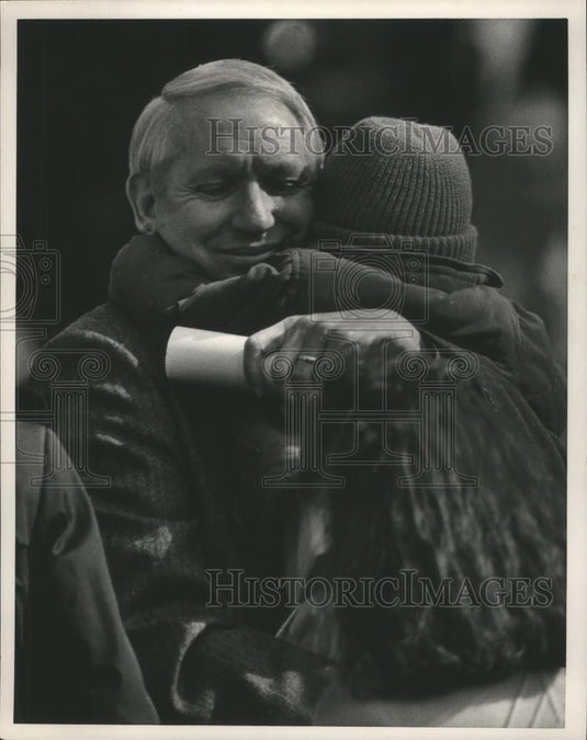 1987 Press Photo Hunt hugging grandson after swearing in ceremonies, Alabama - Historic Images