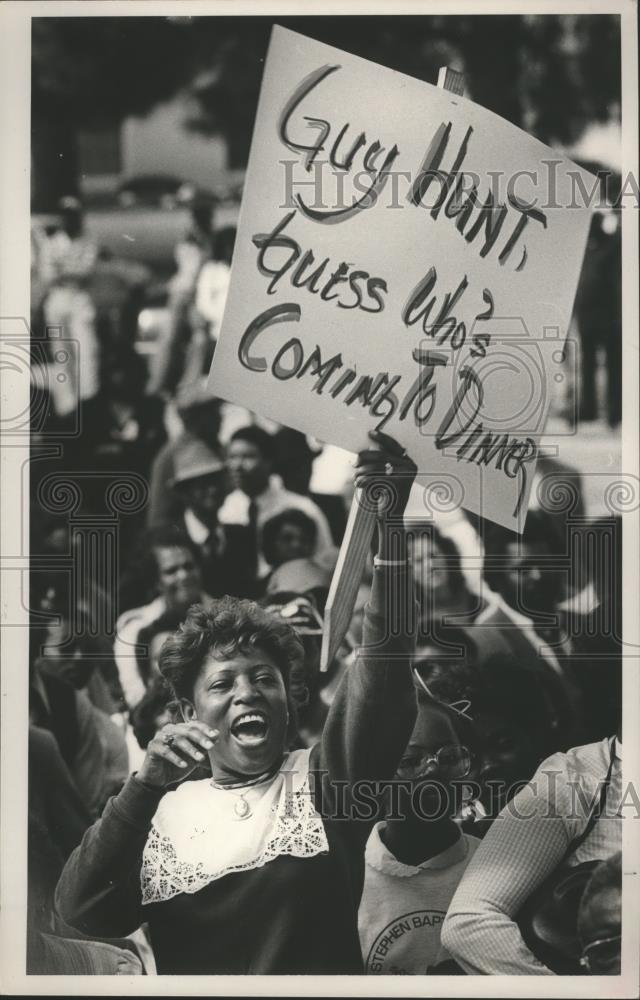 1987 Press Photo Norman King waves sign and sings Hymns at march in Montgomery - Historic Images