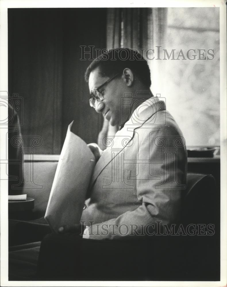 1979 Press Photo Clyde Kirby, Birmingham School Board, Looks in Folder - Historic Images