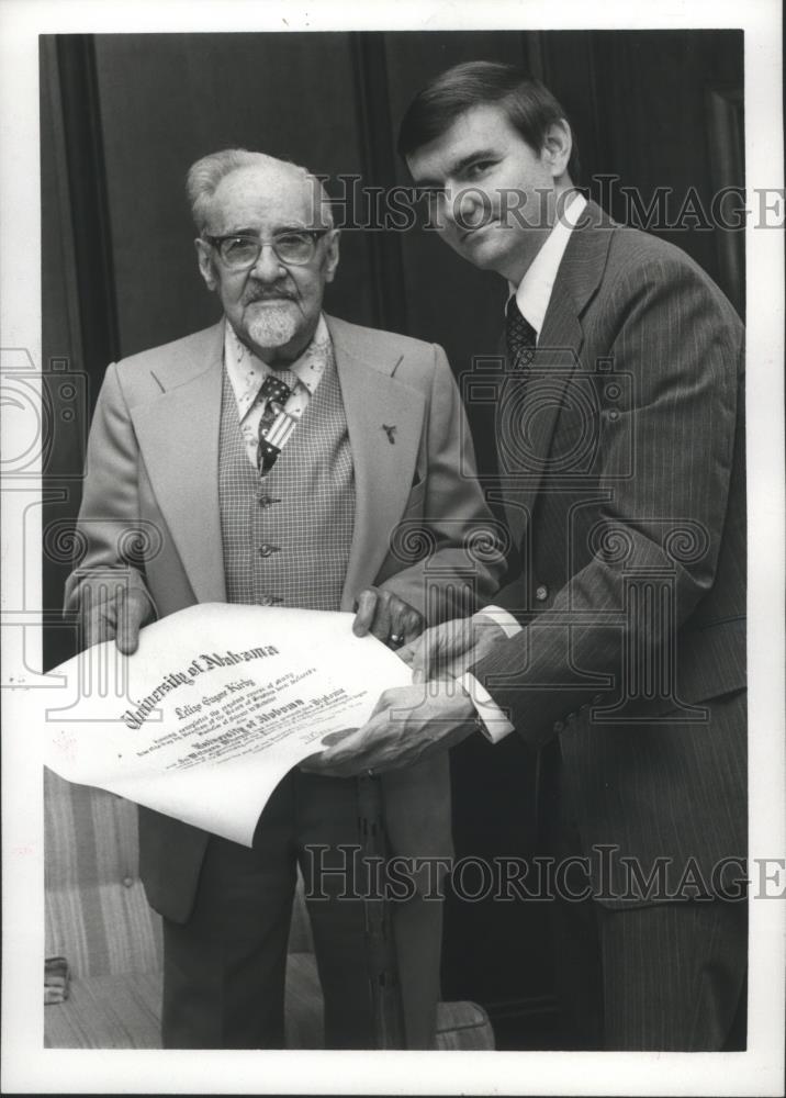 1976 Press Photo Richard Thigpen Re-Confers Diploma on Dr. Lelias Kirby - Historic Images