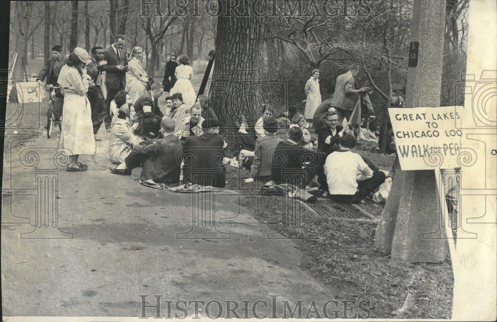 1960 Press Photo Peace marchers Lincoln park walk mie - RRV67973 - Historic Images