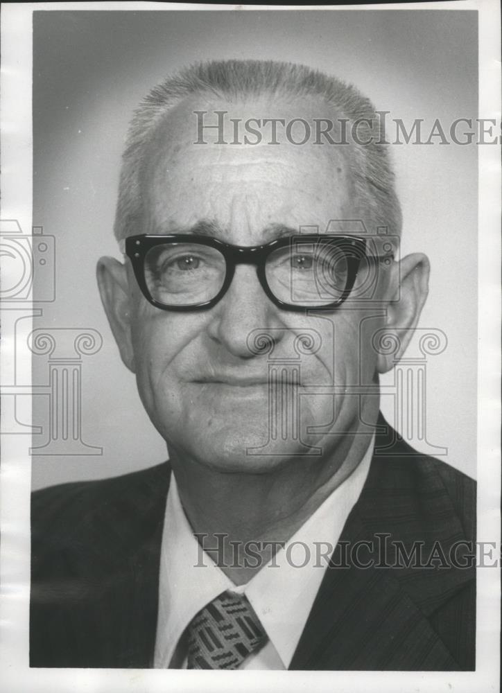 1976 Press Photo Wilson D. Hiller, receives distinguished service award, Alabama - Historic Images