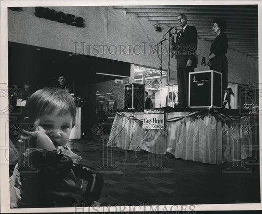 1986 Press Photo Baby Kelly Moreland listens to Guy Hunt's speech in Huntsville - Historic Images