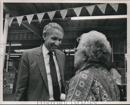 1986 Press Photo Guy Hunt in Uniontown, Alabama Speaks With Mrs. H.E.McKee - Historic Images
