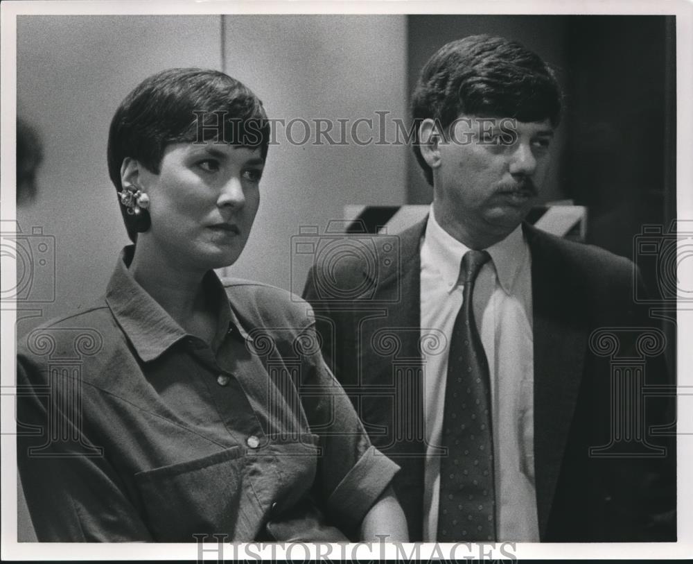 1991 Press Photo Lieutenant Robert Howell and Wife Outside Courtroom - abna32669 - Historic Images