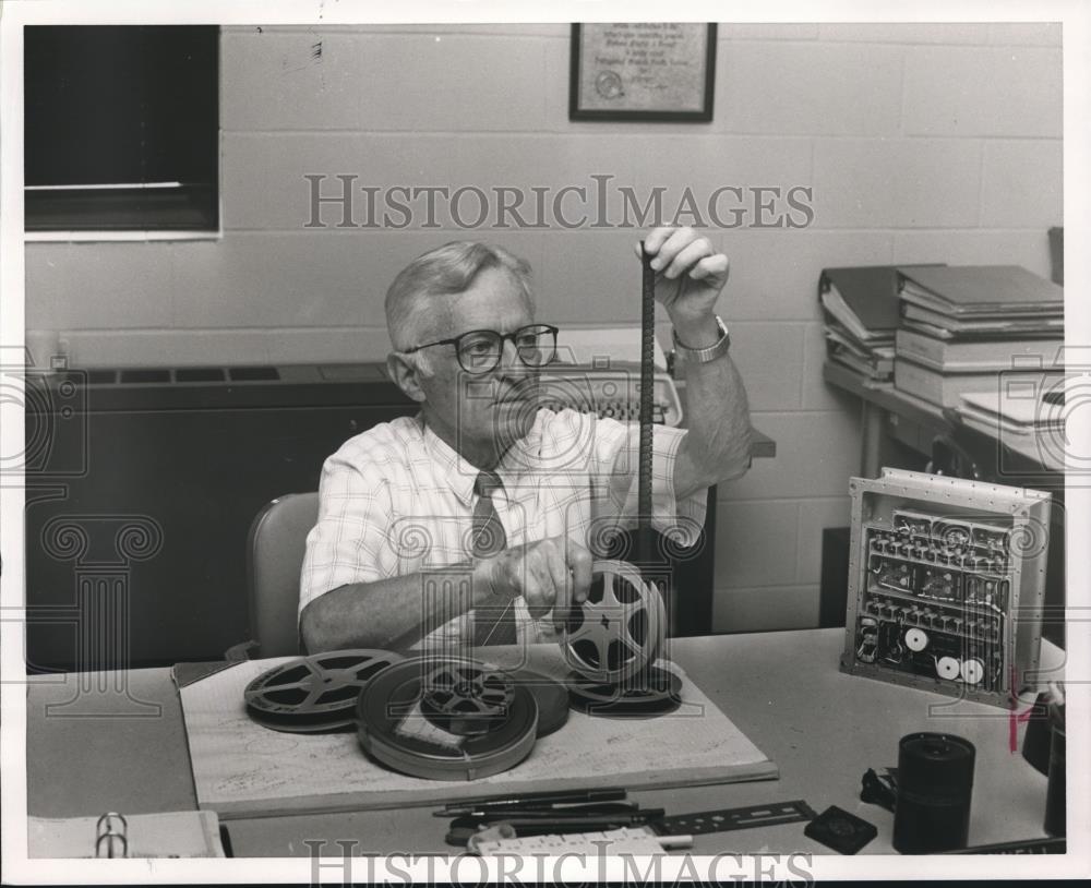 1989 Press Photo Auburn professor Martial Honnell reviews film - abna32741 - Historic Images