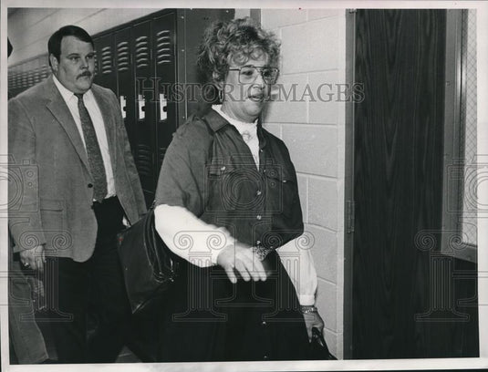 1988 Press Photo Teacher Judy Jenkins enter a hearing at Pell City High School - Historic Images
