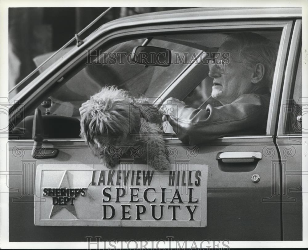 1982 Press Photo Officer LeRoy J. Holt Senior&#39;s dog Chris in Police Car - Historic Images