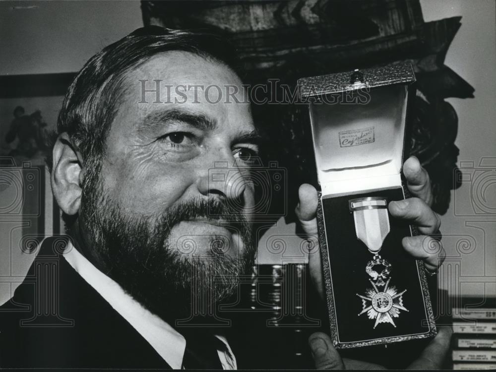 1979 Press Photo Newly knighted American Sir Jack Holmes displays his medal - Historic Images