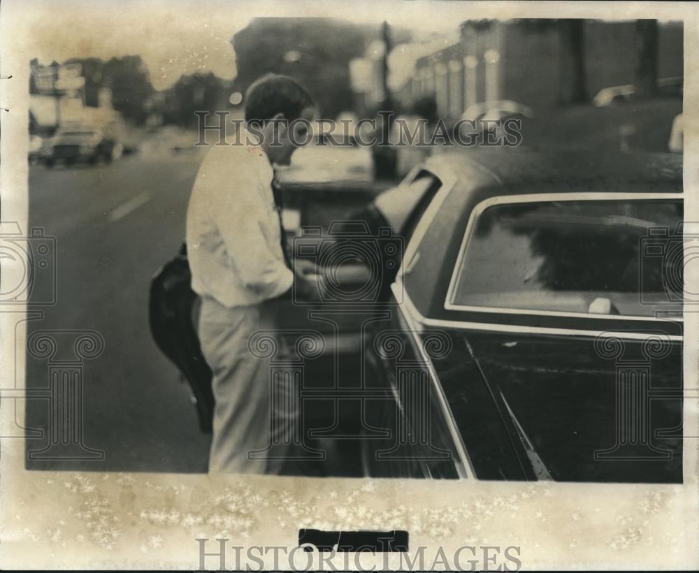 1978 Press Photo Fob James, Candidate for Alabama Governor getting into Car - Historic Images