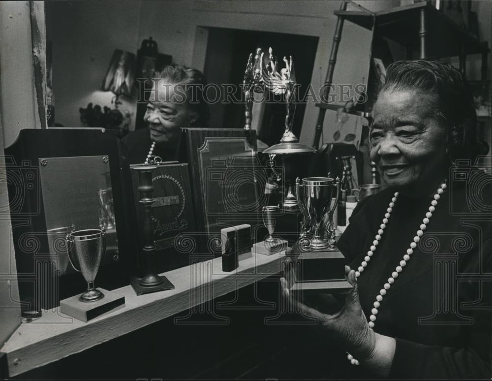 1984 Press Photo Educator and Civic Leader Rosa Kent Looks Over Awards, Alabama - Historic Images