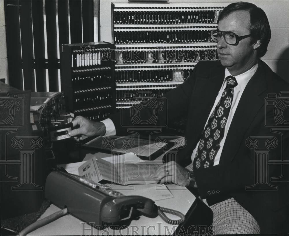 1980 Press Photo Wayne Kilpatrick, Minister, Homewood Church of Christ with Tape - Historic Images