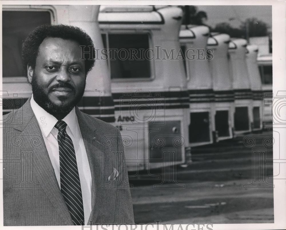 1989 Press Photo Doctor Bernard Kincaid, Max Chairman, with Buses - abna32847 - Historic Images