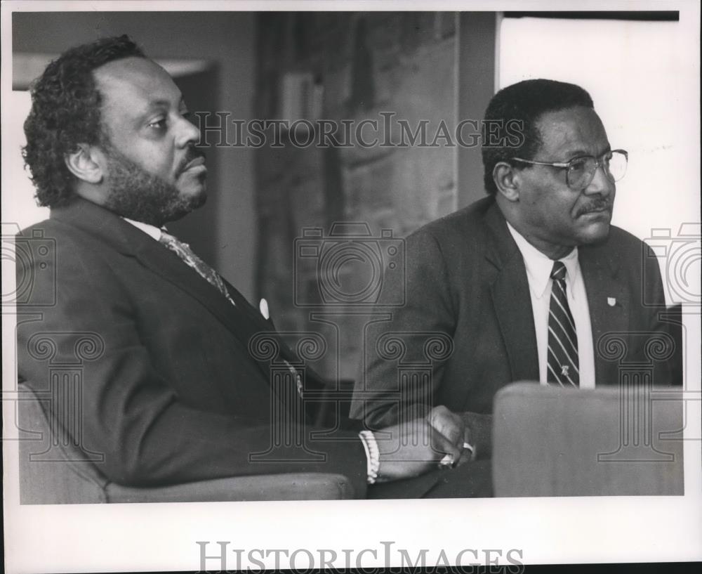 1989 Press Photo Bernard Kincaid, left, and Roosevelt Bell listen to a question - Historic Images