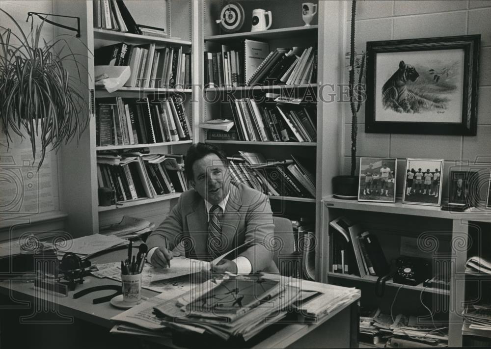 1983 Press Photo Doctor Raymond King, education professor at Samford University - Historic Images