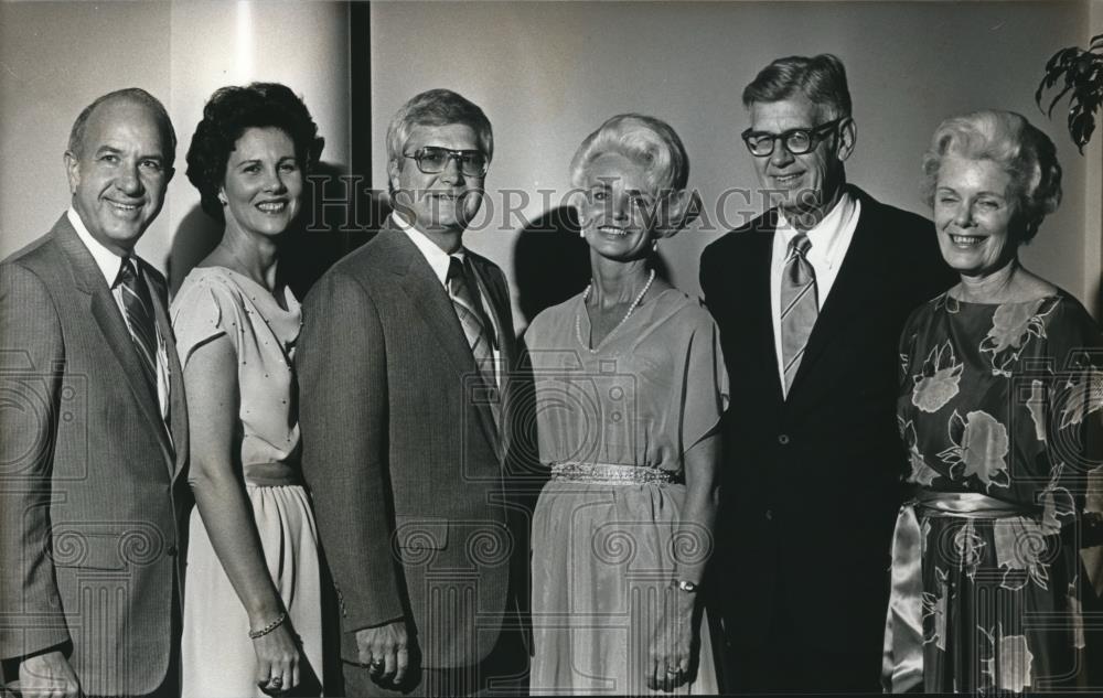 1982 Press Photo Douglass and Vicki Kingsmore with Others at Party honoring them - Historic Images