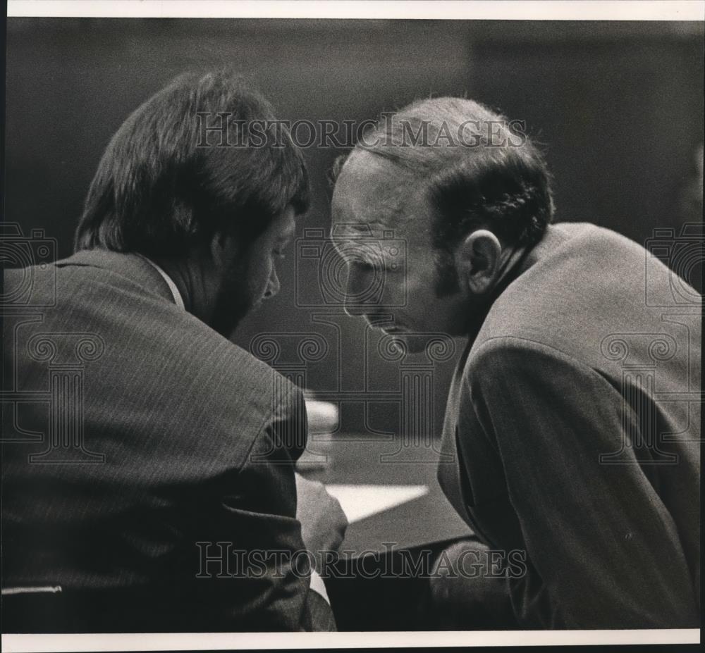 1985 Press Photo Frank David Kirby, Right, Confers With Attorney Luker, Alabama - Historic Images